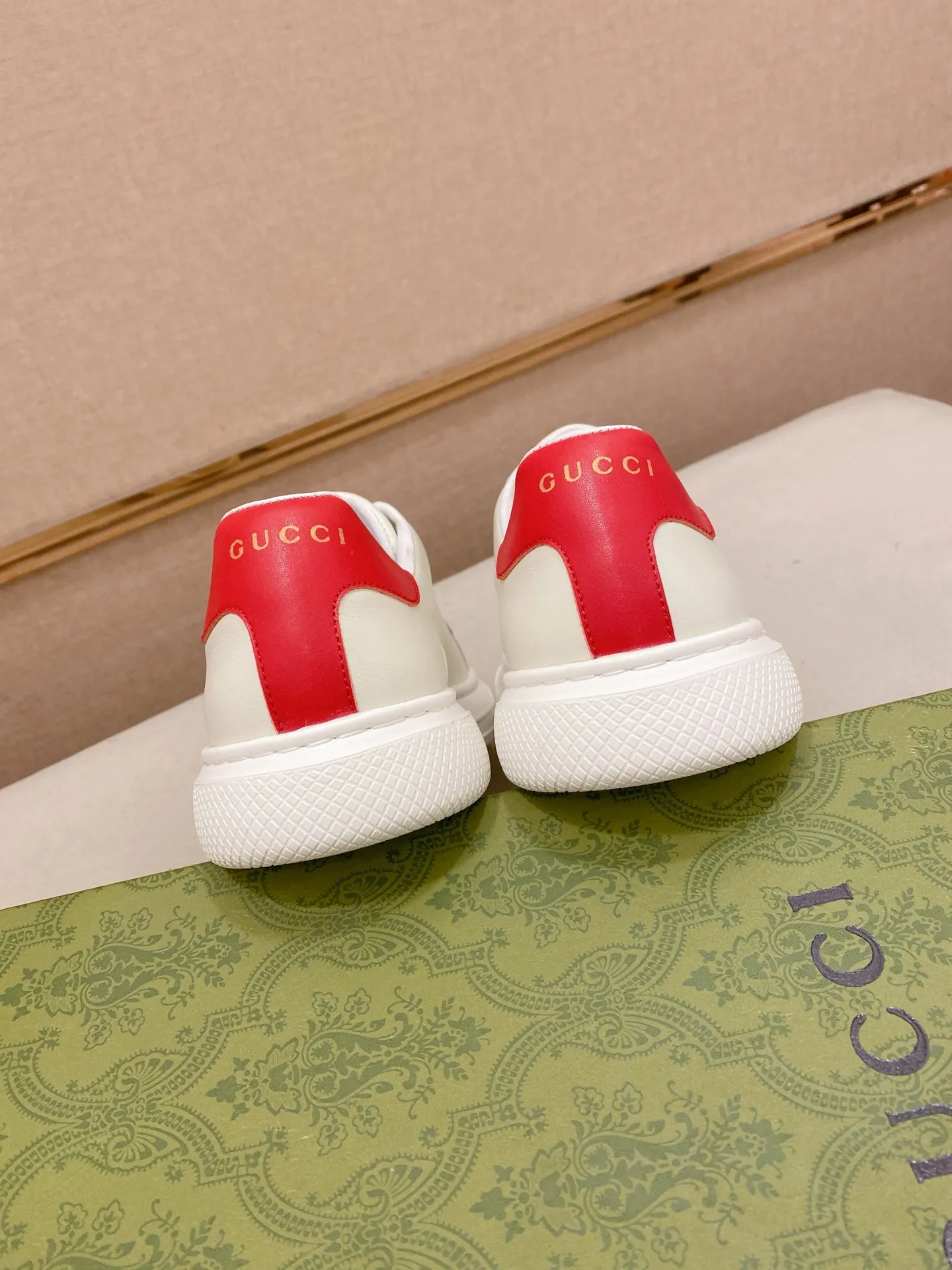 Men's shoes💰 480💰The new GUCCI (Gucci) counters are launched simultaneously. The new men's shoes, 😘fabrics are selected from imported cowhide, and the lining is sheepskin lining. 👍🏿 High-end ☄️ air-cushion molded anti-slip rubber outsole, exquisite lines, simple and elegant, comfortable and high-end for leisure travel. Code number: 38 to 44 (45 can be customized and cannot be returned or exchanged)